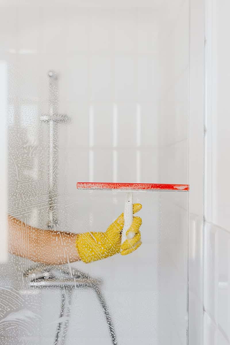 shower-wall-washing-cleaning-service